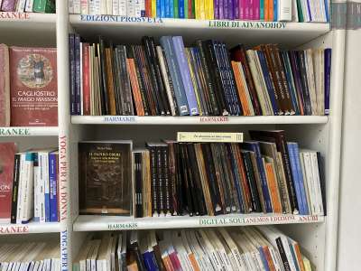 Tra le case editrici notiamo Astrolabio, Edizioni Mediterranee, Anemos, Prosveta, Harmakis...